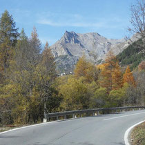 Route du col de Larche.Magnifique paysage d'automne.