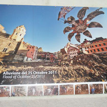Les Cinque Terre - Vernazza - une affiche rappelle la catastrophe du 25 10 2011.