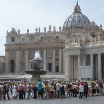 Le Vatican - File d'attente pour entrée dans la basilique.......sécurité oblige!