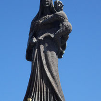 Capri - Devant l'église, statue en bronze de la Vierge à l' Enfant.