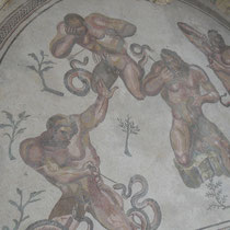 Villa Romana  del Casale- Triclinium (salle à manger): la mosaîque représente Les Géants, aux membres serpentins, agonisants, blessés par les flèches d'Hercule. 