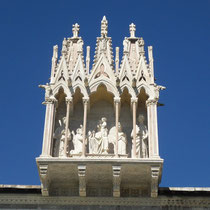 Pise - Monument sur le toit du  Camposanto- Tabernacle gothique représentant la vierge.