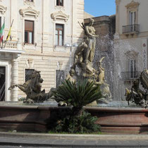  Syracuse - Piazza Archimède et la fontaine de Diane, déesse romaine de la chasse ou déesse  Artémise grecque.