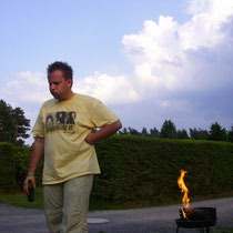 Mit 3-4 Bier bei den Temperaturen den Grill anblasen schlägt in den Kopf...