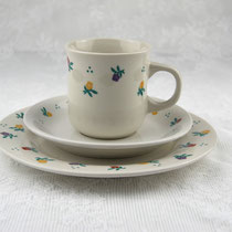 Nostalgisches Gedeck in creme mit bunten Blümchen. Bestehend aus Kaffeetasse, Unterteller, Kuchenteller. Ideal fürs Büro.