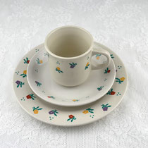 Nostalgisches Gedeck in creme mit bunten Blümchen. Bestehend aus Kaffeetasse, Unterteller, Kuchenteller. Ideal fürs Büro.