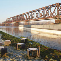 Blick auf die Fußgängerrampe und Rheinbrücke Pegelstand Ruhrort 9.99 Meter, Aufnahme-Datum: 10.01.2011