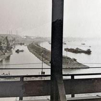 Blick von der Eisenbahnbrücke in den Südhafen und über die Hafenmole und den Rhein 