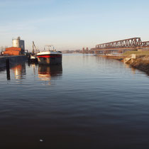 Bei Hochwasser ruhendes Motorschiff,  Pegelstand Ruhrort 9.99 Meter, Aufnahme-Datum: 10.01.2011