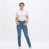 Jeansbroek Donna in 99% bio-katoen met 1% elastaan geweven, donker jeansblauw, Living Crafts, beschikbaar in de maten 30R, 31R, 32R, 33R en 34R, prijs: 109,99 €