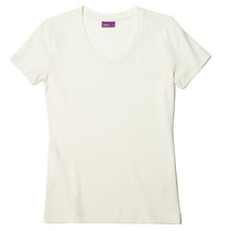 Basis T-shirt met V-hals in 100% bio-katoen fijne rib, naturel, Living Crafts, beschikbaar in de maten S, M, L en XL, prijs: 16,99 €