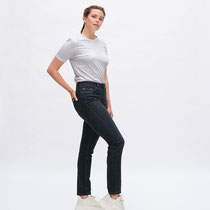 Jeansbroek Donna in 99% bio-katoen met 1% elastaan geweven, gewassen zwart, Living Crafts, beschikbaar in de maten 30R en 31R, prijs: 109,99 €