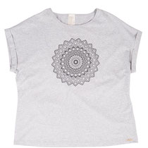 T-shirt in 92% bio-katoen met 8% elastaan tricot, grijs-melange, Comazo Earth, beschikbaar in de maten 36; 38; 40; 42 en 44; prijs: 39,95 €
