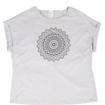 T-shirt in 92% bio-katoen met 8% elastaan tricot, grijs-melange, Comazo Earth, beschikbaar in de maten 36; 38; 40; 42 en 44; prijs: 39,95 €