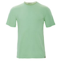 T-shirt Rocco in 80% bio-katoen en 20% linnen jersey, zeegrasgroen, Living Crafts, beschikbaar in de maten M en L; prijs 34,99 €