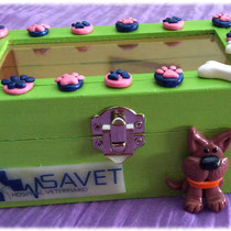 Cajas diseñadas exclusivamente para una clínica veterinaria. Su función es guardar las chuches para perritos y para gatitos. 