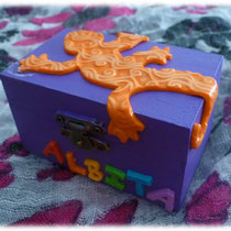 Caja Salmandra en color violeta y naranja.