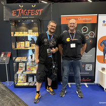 Das Bild zu Männerquatsch Podcast Folge 197 zeigt Björn mit Paul Kautz vom Gamenotover Podcast in der Retro Area auf der Gamescom 2025.