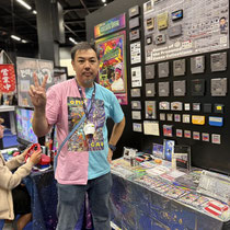 Das Bild zu Männerquatsch Podcast Folge 197 zeigt den Stand von Museum of the Preowned Games Collections in der Retro Area auf der Gamescom 2025.