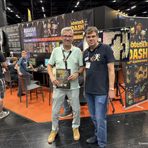 Das Bild zu Männerquatsch Podcast Folge 197 zeigt Hans Ippisch am Stand von BBG Entertainment in der Retro Area auf der Gamescom 2025.