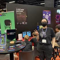 Das Bild zu Männerquatsch Podcast Folge 197 zeigt den Stand des Computerspielemuseums Berlin in der Retro Area auf der Gamescom 2025.