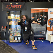 Das Bild zu Männerquatsch Podcast Folge 197 zeigt Björn vor der Männerquatsch Podcast Spiel des Lebens / Game of Life / Jinsei Game Vitrinenausstellung in der Retro Area auf der Gamescom 2025.