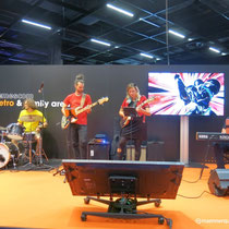 Das Bild zu Männerquatsch Podcast Folge 197 zeigt die Band Endgegner Jazz auf der Bühne in der Retro Area auf der Gamescom 2025.