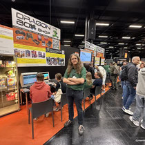 Das Bild zu Männerquatsch Podcast Folge 197 zeigt den Stand des Dragonbox-Shops in der Retro Area auf der Gamescom 2025.