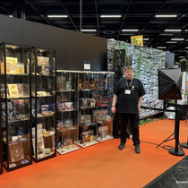 Das Bild zu Männerquatsch Podcast Folge 197 zeigt den Stand von Crystal Universe und Controller Bandits in der Retro Area auf der Gamescom 2025.