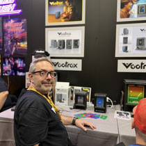 Das Bild zu Männerquatsch Podcast Folge 197 zeigt den Stand des Vectrex Mini in der Retro Area auf der Gamescom 2025.