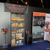 Das Bild zu Männerquatsch Podcast Folge 197 zeigt die Männerquatsch Podcast Spiel des Lebens / Game of Life / Jinsei Game Vitrinenausstellung in der Retro Area auf der Gamescom 2025.