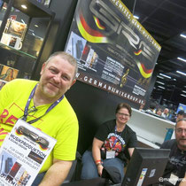 Das Bild zu Männerquatsch Podcast Folge 197 zeigt den Stand der German Remix Group in der Retro Area auf der Gamescom 2025.