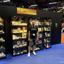 Das Bild zu Männerquatsch Podcast Folge 197 zeigt die Sega Saturn Vitrinenausstellung von Retro-Konsolen.de in der Retro Area auf der Gamescom 2025.
