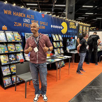 Das Bild zu Männerquatsch Podcast Folge 197 zeigt Hardy Heßdörfer vom Nerdwelten Podcast am Retro Gamer Stand in der Retro Area auf der Gamescom 2025.