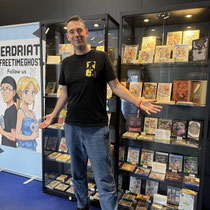 Das Bild zu Männerquatsch Podcast Folge 197 zeigt die Tales of Vitrinenausstellung von Nerds-on-line in der Retro Area auf der Gamescom 2025.