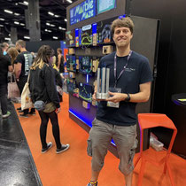 Das Bild zu Männerquatsch Podcast Folge 197 zeigt den Stand von Fox-Assembly mit Marble Maze in der Retro Area auf der Gamescom 2025.