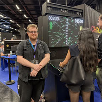 Das Bild zu Männerquatsch Podcast Folge 197 zeigt den Stand von Stabyourself in der Retro Area auf der Gamescom 2025.