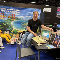 Das Bild zu Männerquatsch Podcast Folge 197 zeigt den Stand von Look Behind You mit Die Siedler 2 für den Amiga in der Retro Area auf der Gamescom 2025.