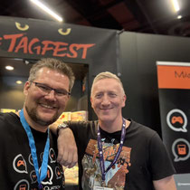 Das Bild zu Männerquatsch Podcast Folge 197 zeigt Björn mit Mike Tucker von Bitmap Bureau in der Retro Area auf der Gamescom 2025.