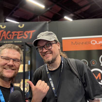 Das Bild zu Männerquatsch Podcast Folge 197 zeigt Björn mit Jo Hesse in der Retro Area auf der Gamescom 2025.