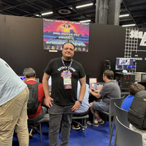 Das Bild zu Männerquatsch Podcast Folge 197 zeigt den Stand von Guggis Gaming Room in der Retro Area auf der Gamescom 2025.