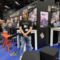 Das Bild zu Männerquatsch Podcast Folge 197 zeigt den Stand von Retrospiel in der Retro Area auf der Gamescom 2025.
