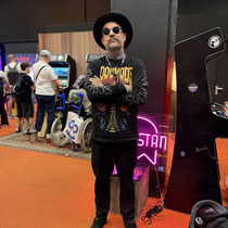 Das Bild zu Männerquatsch Podcast Folge 197 zeigt den Stand von Nerdistan in der Retro Area auf der Gamescom 2025.