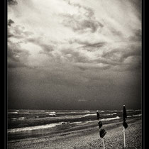 mare,bianconero,fine art,scogli,spiaggia,,gabbiani,reti da pesca,tramonto