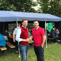 Sebastian Hartl gemeinsam mit MdL Dr. Stephan Oetziner auf dem Brunnenfest in Neudorf