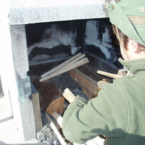 Die Vorbereitung vom brennenden Heu,auf das Holz muss vor dem Anfeuern aufgebaut werden!