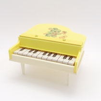 ピアノ101   黄色　うさぎ&鳥　200×225×115H　￥2,500 