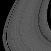 Auf diesem Bild sind Pan in der Encke-Teilung (rechts) und Daphnis in der Keeler-Lücke (links) während ihrer Aufgabe als Schäfermonde zu sehen, aufgenommen von Cassini am 3. Juni 2010 aus 529.000 km Entfernung. © NASA/JPL-Caltech/Space Science Institute