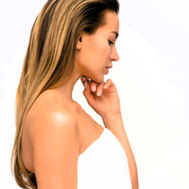 Frau bei entspannender Massage im privaten Spa der Villa Kirnach im Allgäu