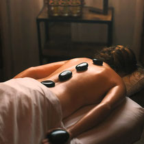 Frau bei entspannender Massage im privaten Spa der Villa Kirnach im Allgäu